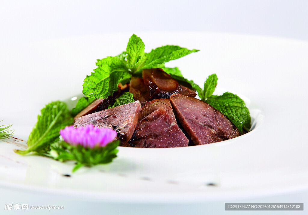 精致摆盘的美味牛肉料理