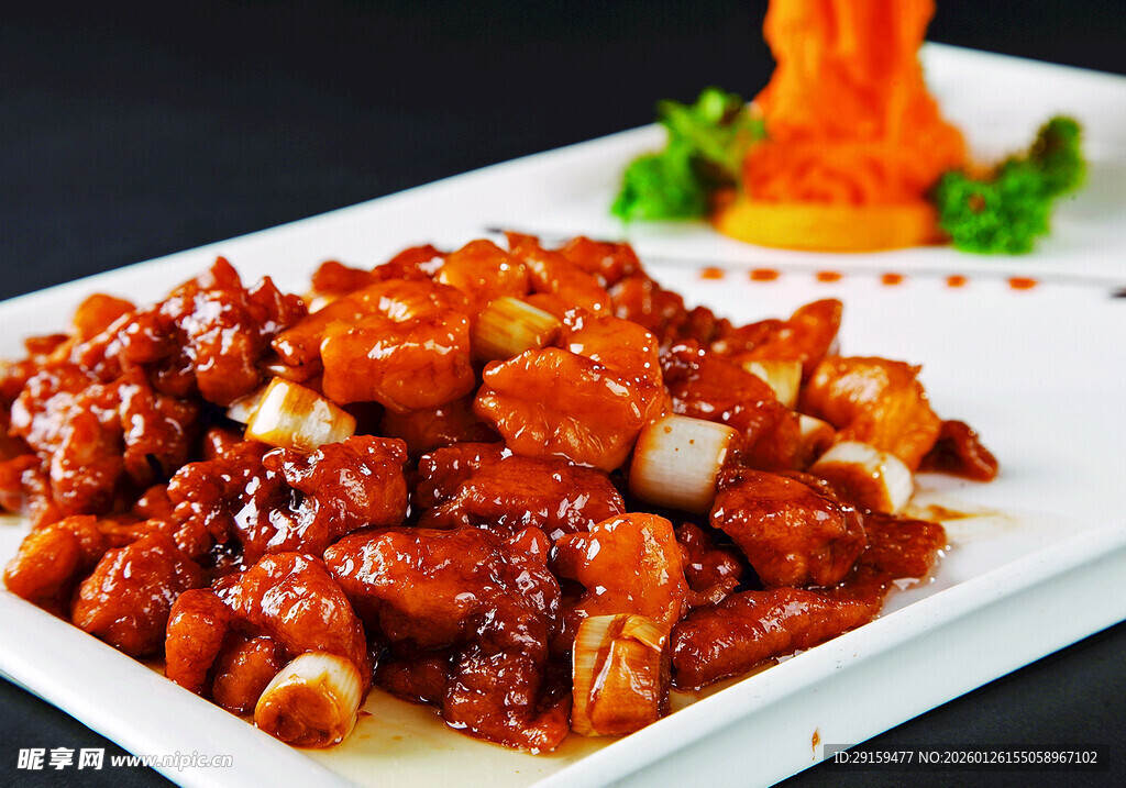 美味糖醋排骨摆于盘中