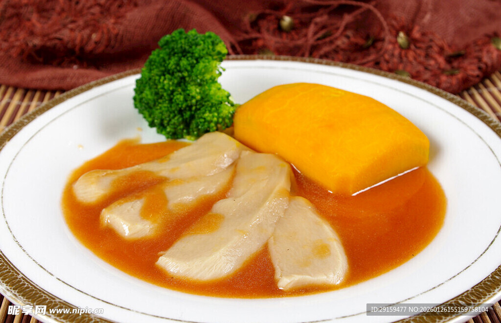香嫩鸡肉配南瓜与西兰花