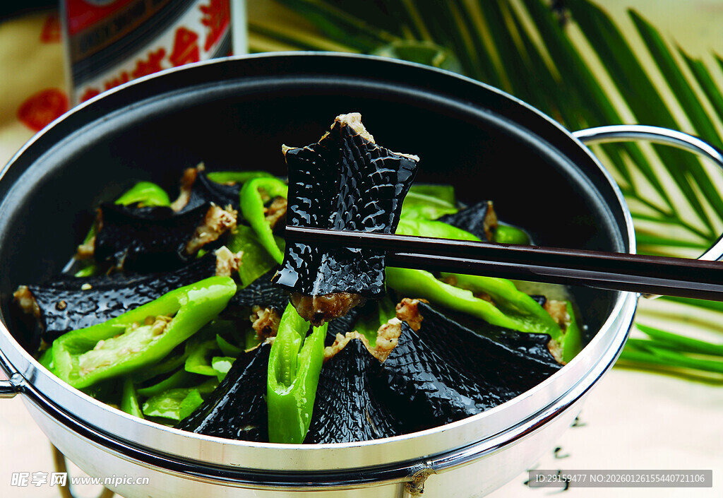 锅中美味青蔬与筷相伴