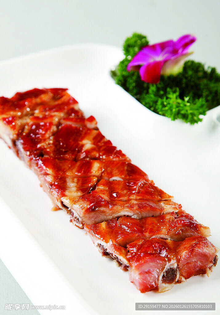 美味烤排骨配清新蔬菜