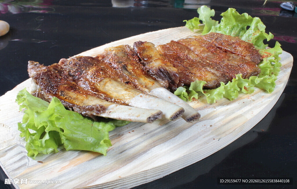 香煎烤鱼配生菜摆盘