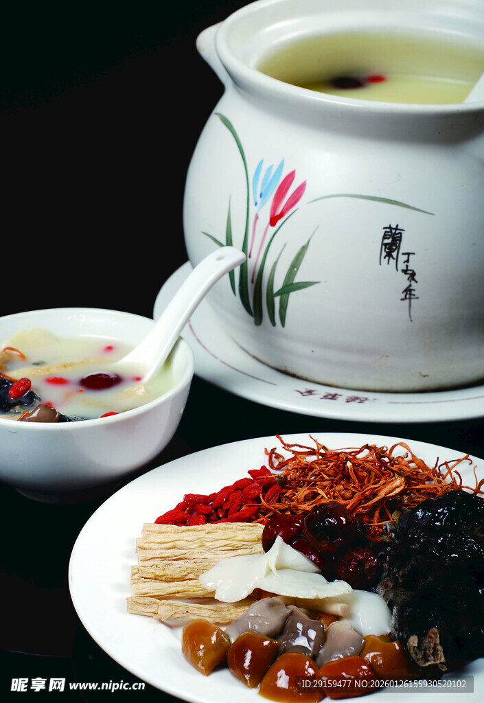 中式养生汤品与滋补食材