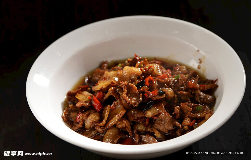 香辣牛肉干盛于白碗中