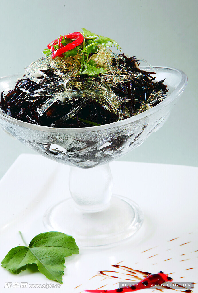 精致摆盘的凉拌海蜇丝