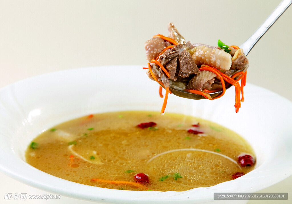 鲜虾浓汤中捞起的美味虾