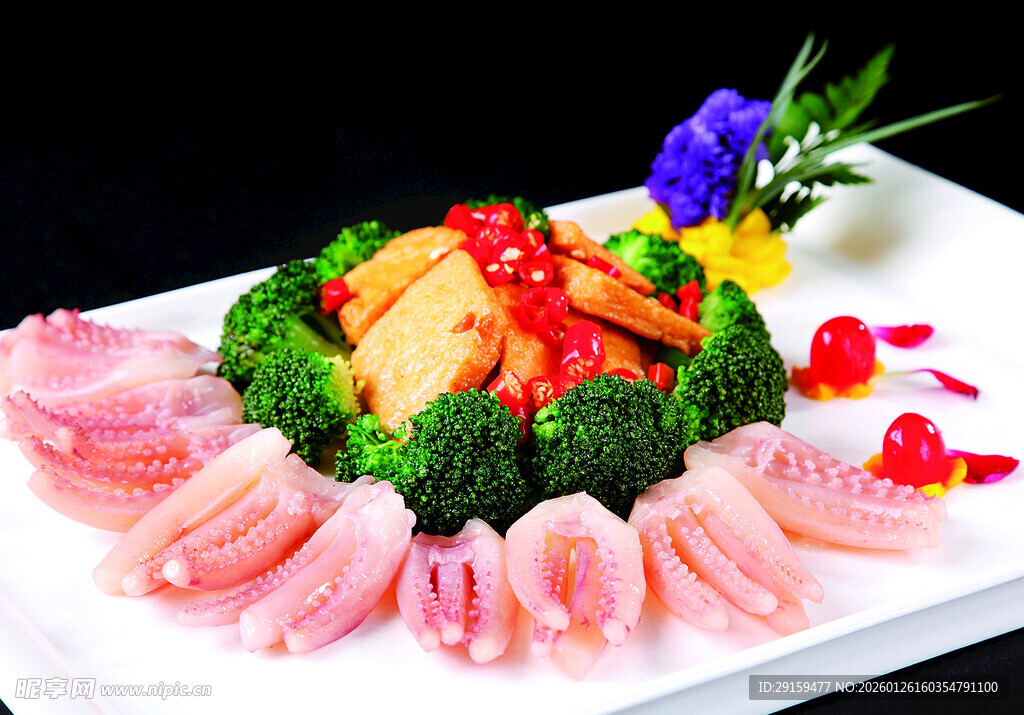 精美摆盘的特色肉类拼盘