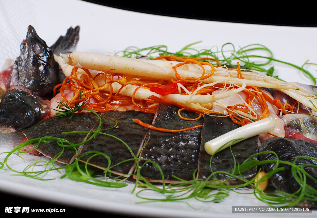 清蒸鱼摆盘精致