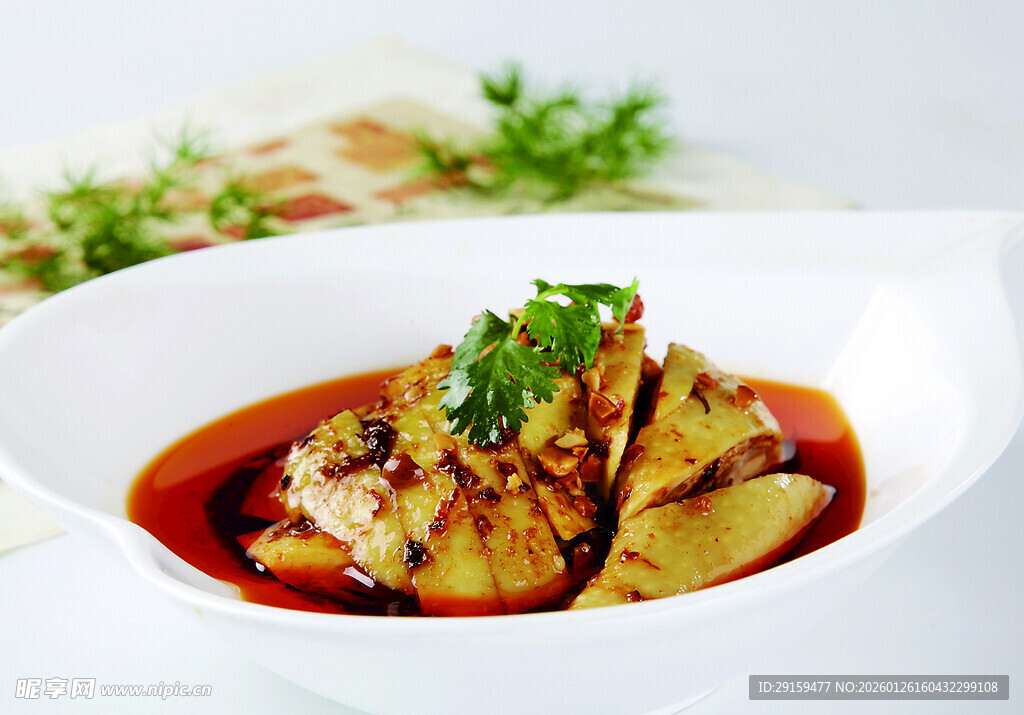 红烧鸡块摆于白盘