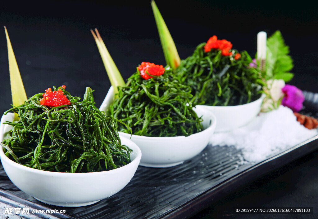 三碗翠绿海藻精致摆盘