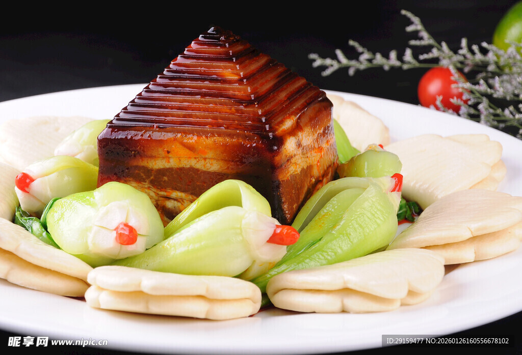 宝塔扣肉配清新蔬菜