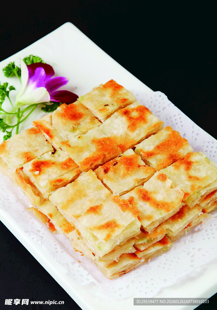 美味千层饼摆放在盘中