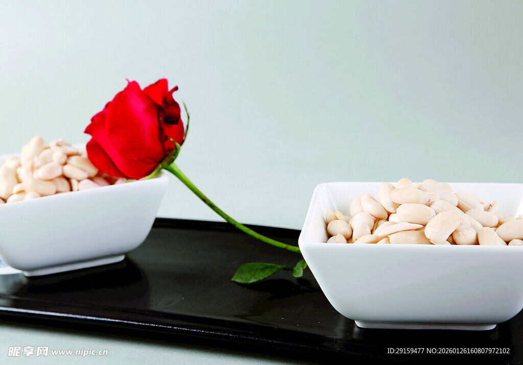 红玫瑰与两碗白色谷物