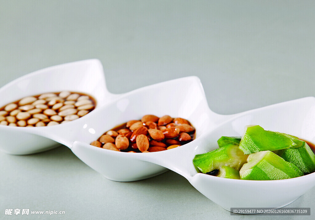 多样美味坚果与新鲜蔬果