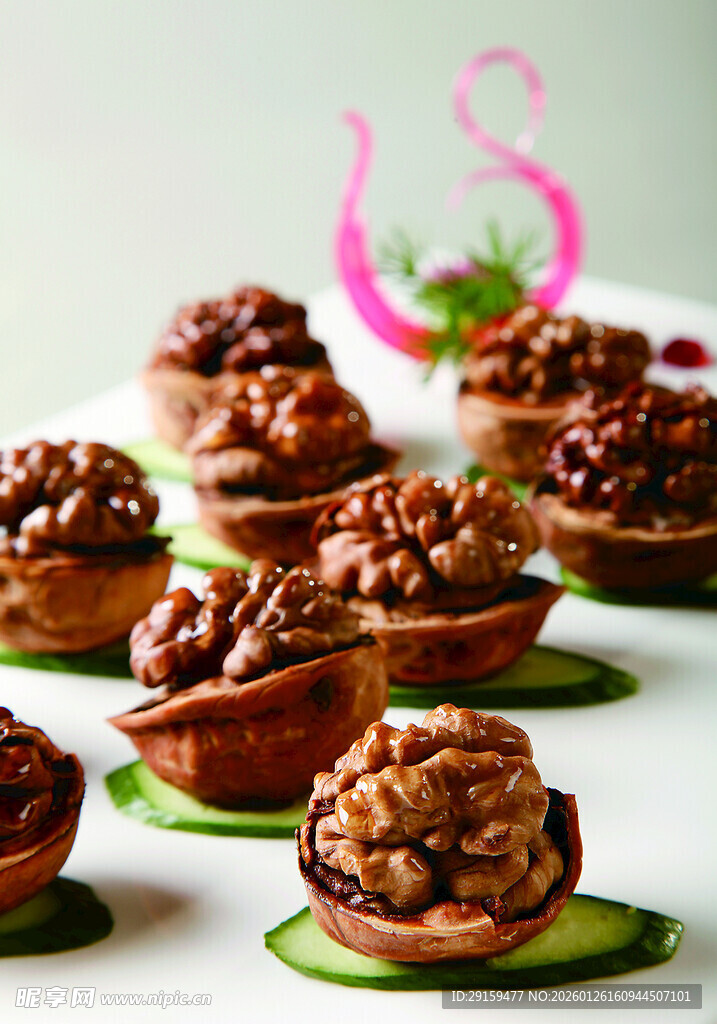 美味核桃糕点摆盘精致