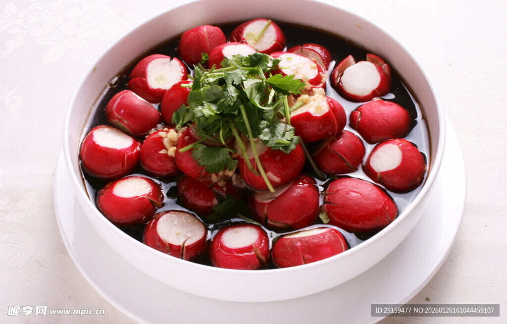 白盘盛萝卜摆盘精致