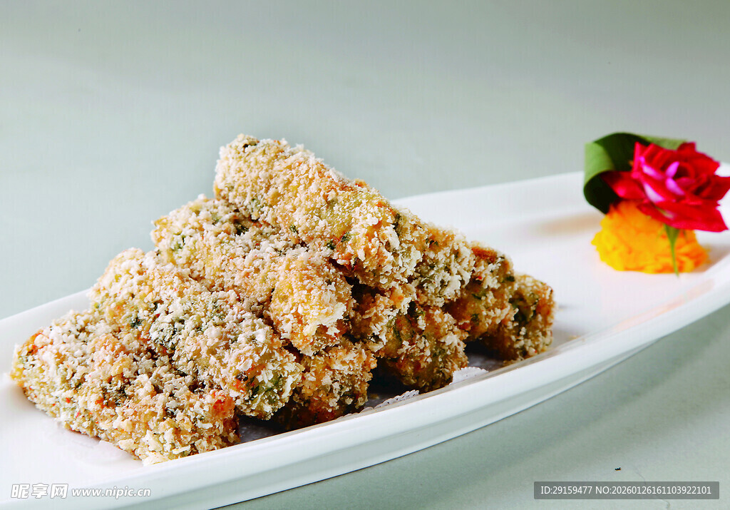香酥美味炸物摆于白盘