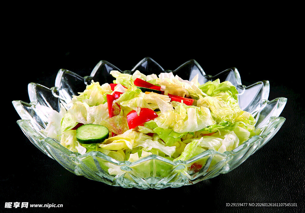 透明玻璃碗中的缤纷沙拉