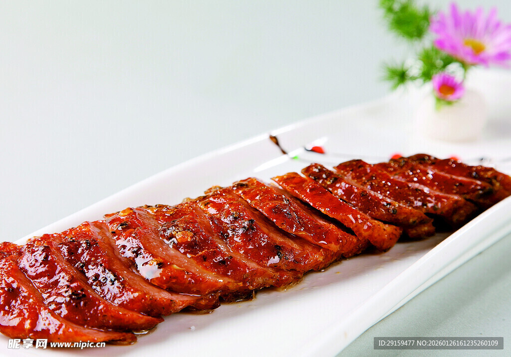 美味切片烤鸭摆盘中