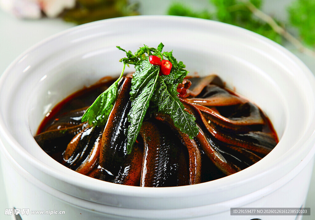 瓷碗中的美味海带丝