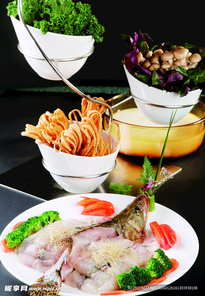 多样海鲜与蔬菜美食拼盘