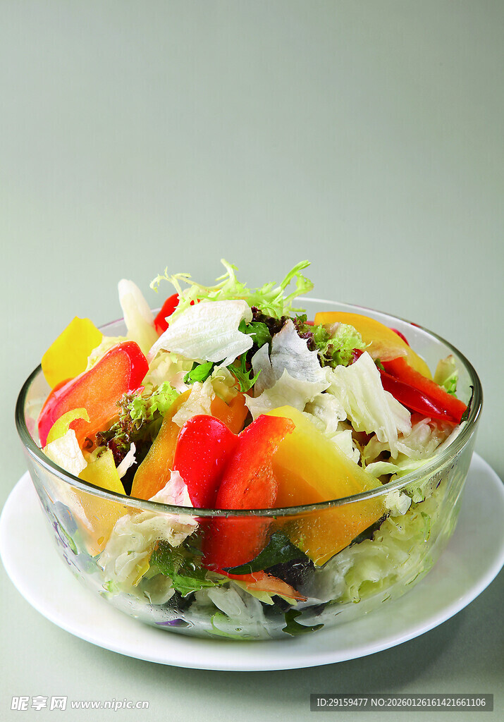玻璃碗中的多彩蔬菜沙拉