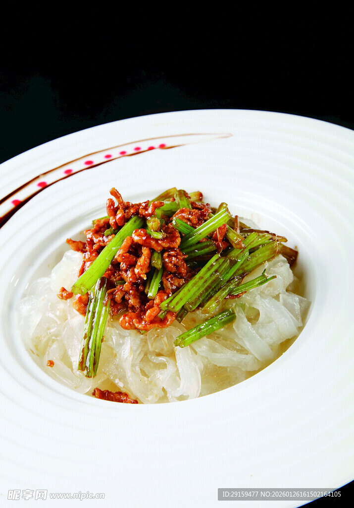 凉拌宽粉配翠绿葱段