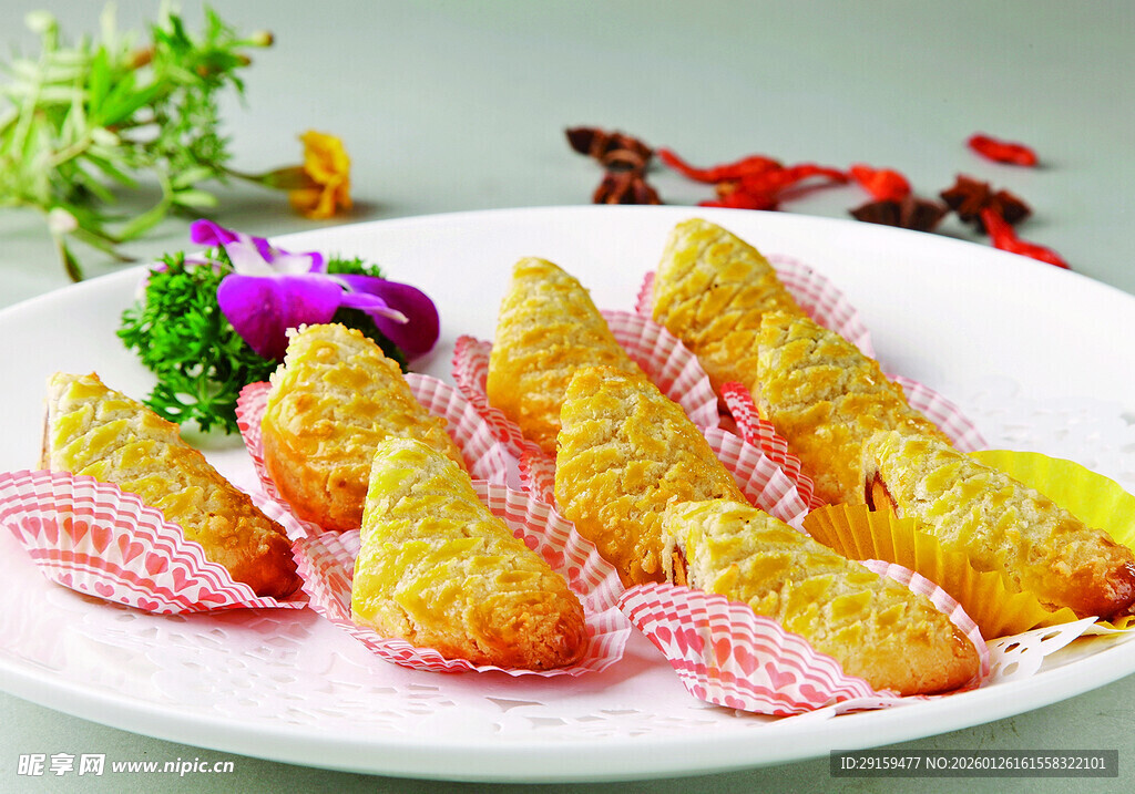 美味油炸三角酥摆于盘中