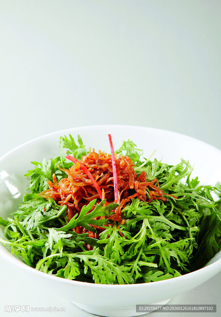 翠绿茼蒿配红椒丝