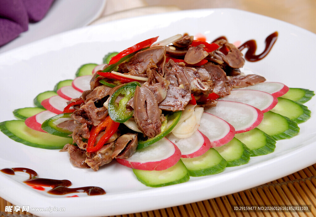 凉拌牛肉配蔬菜拼盘