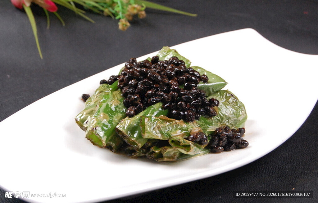 翡翠豆腐配黑鱼子酱