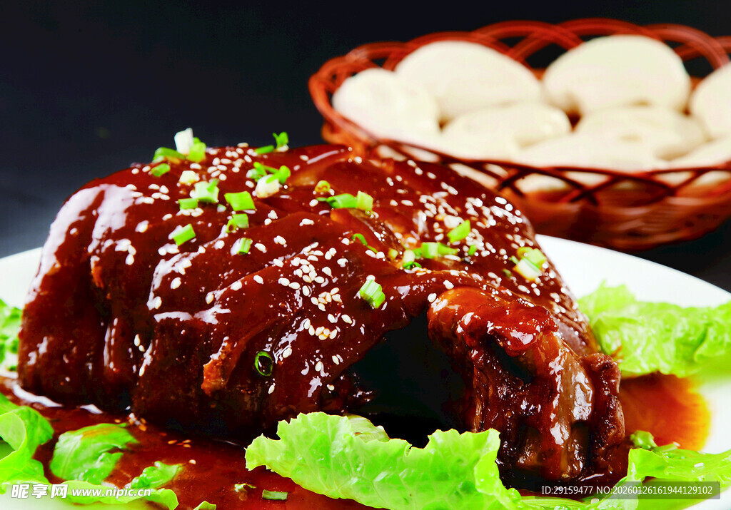 红烧肘子配精致面食