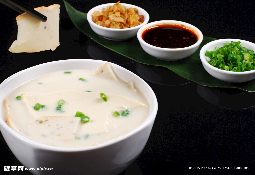 香浓奶白色汤配多样佐料