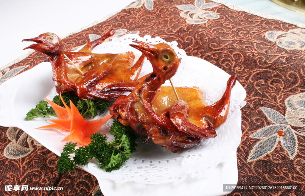 美味烤乳鸽摆盘精致