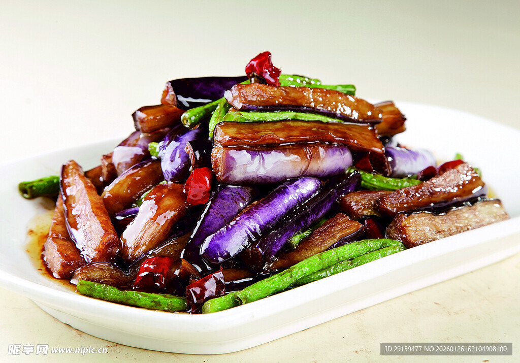 紫茄炒肉配青椒