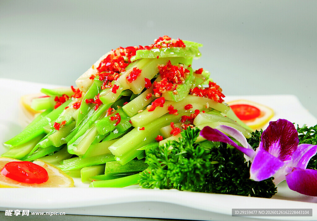 凉拌西蓝花配红椒点缀