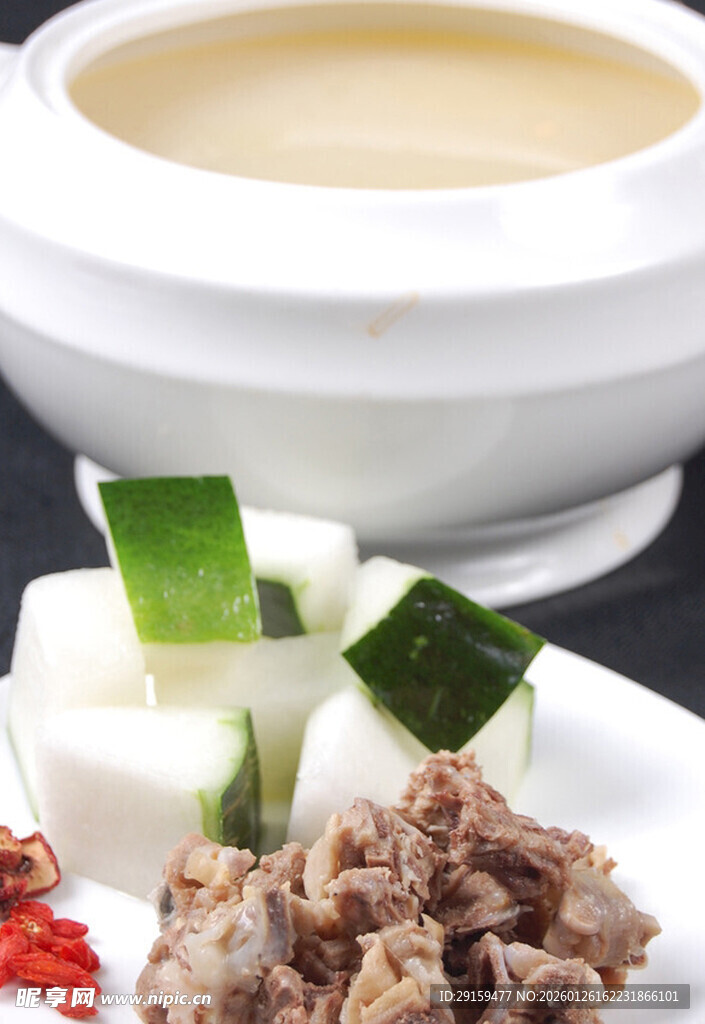 滋补羊肉汤与配菜组合