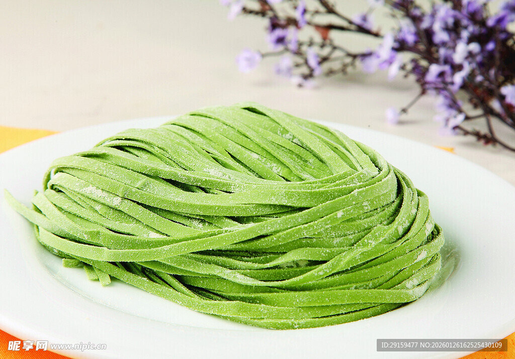 翠绿菠菜面条