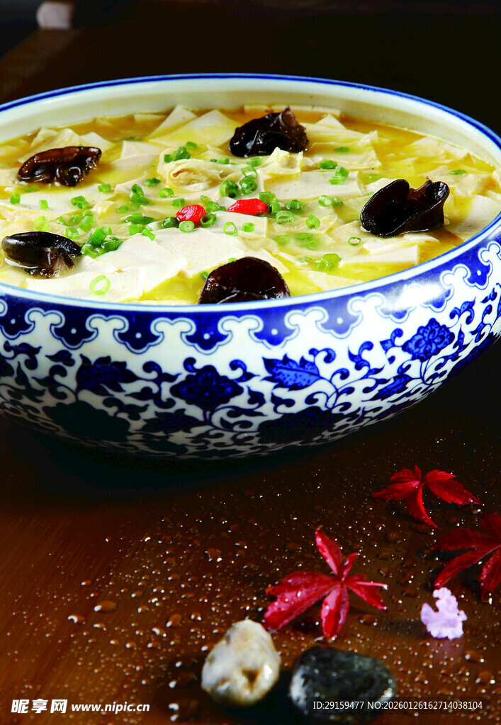 青花瓷碗盛美味馄饨汤