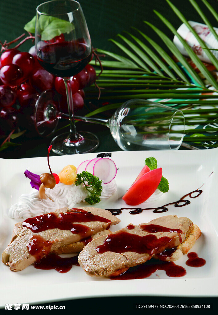 精致西餐摆盘与美酒搭配