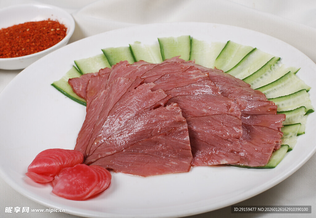 鲜切生牛肉配黄瓜与蘸料