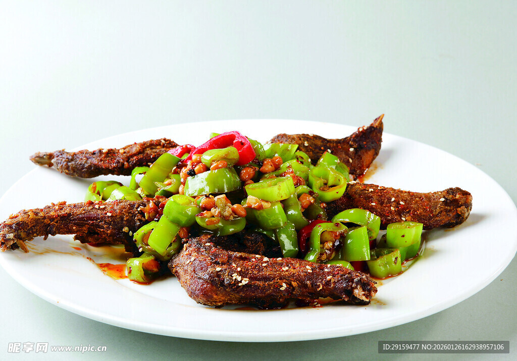 香辣美味鸭翅摆盘中