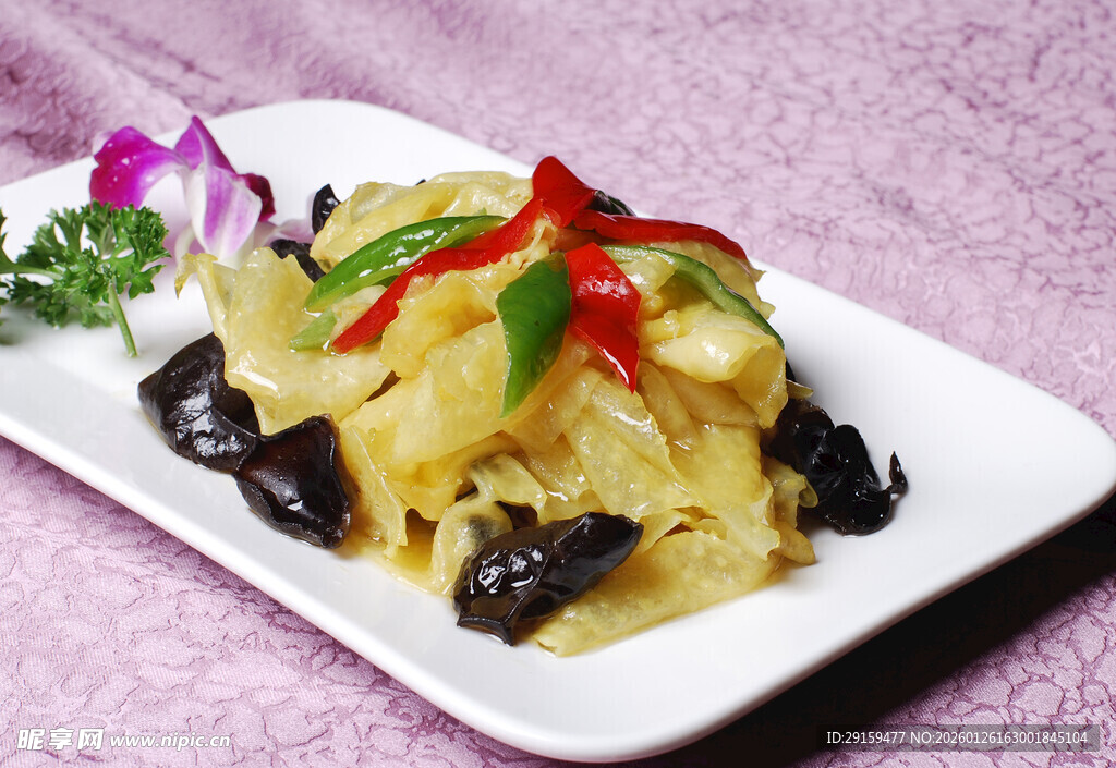 凉拌海蜇配木耳与辣椒