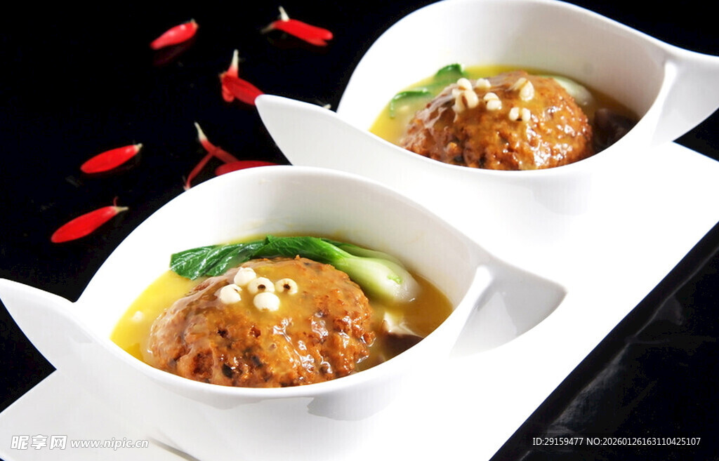 美味酱汁浇盖特色菜肴