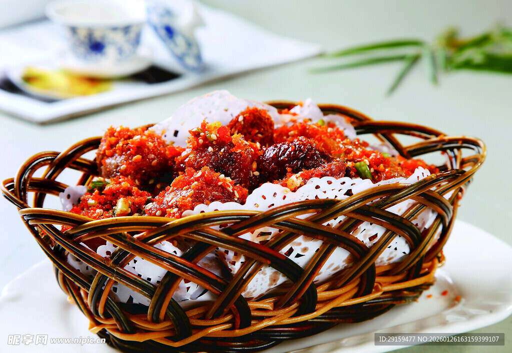 香辣美味脆骨摆于竹篮中