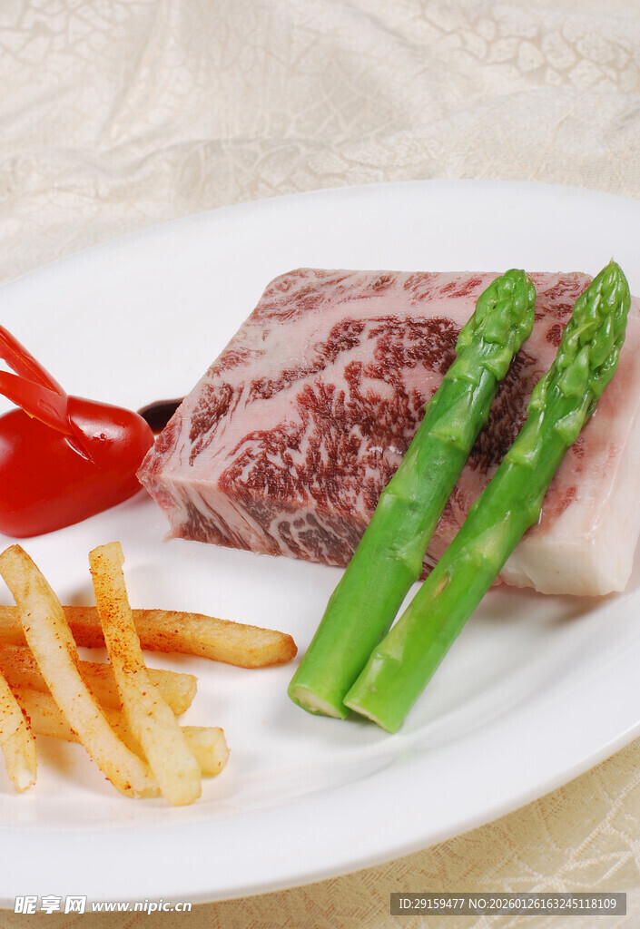 美味牛排配蔬菜与薯条