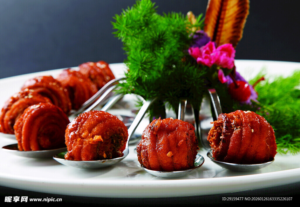 精致摆盘的美味肉丸