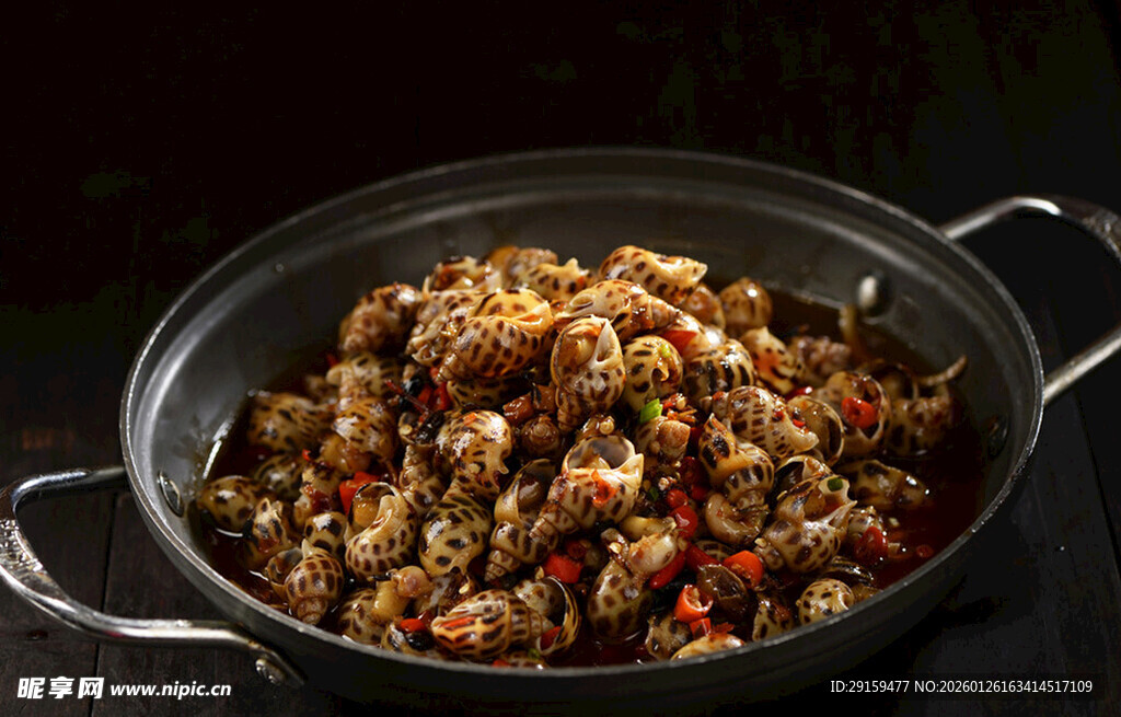 香辣美味的锅中牛蛙料理