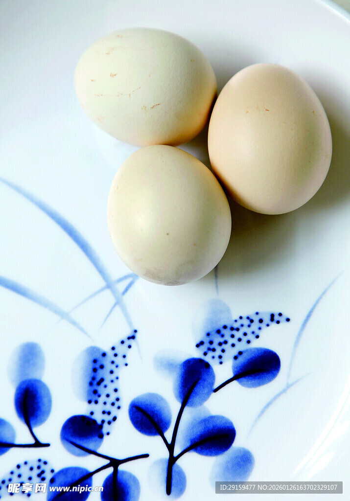 青花瓷盘上的三颗鸡蛋