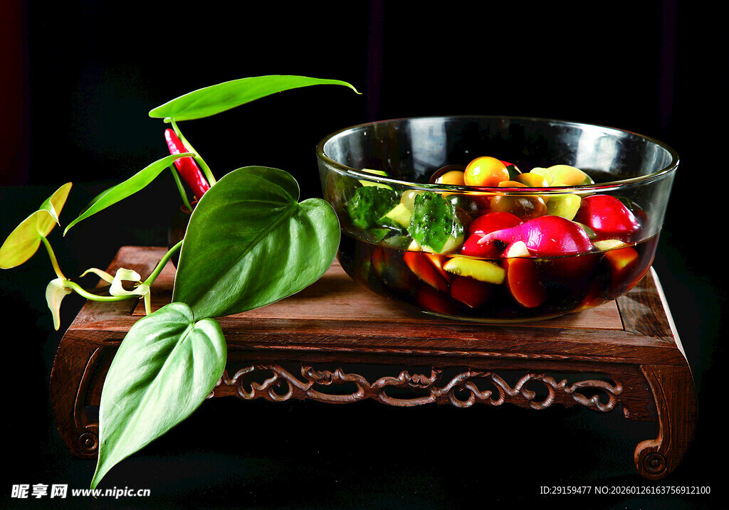 玻璃碗中的多彩新鲜蔬果